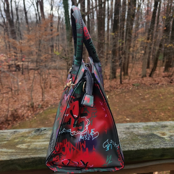 Graffiti "FREAKY" 2 way bag with crossbody strap - Picture 7 of 14